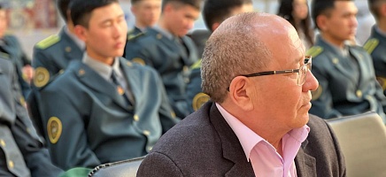 Выставка «Ерлікке тағзым» открылась в Уйгурском театре Алматы фото галереи 1